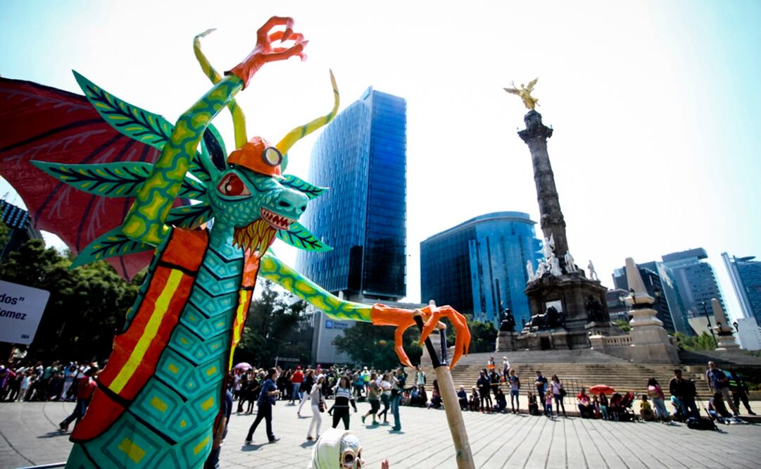 El desfile fue acompañado por una niña, quien portaba un cartel con un mensaje de apoyo para quienes vivieron los efectos del terremoto del 19 de septiembre (FOTOS: Sergio Paredes)