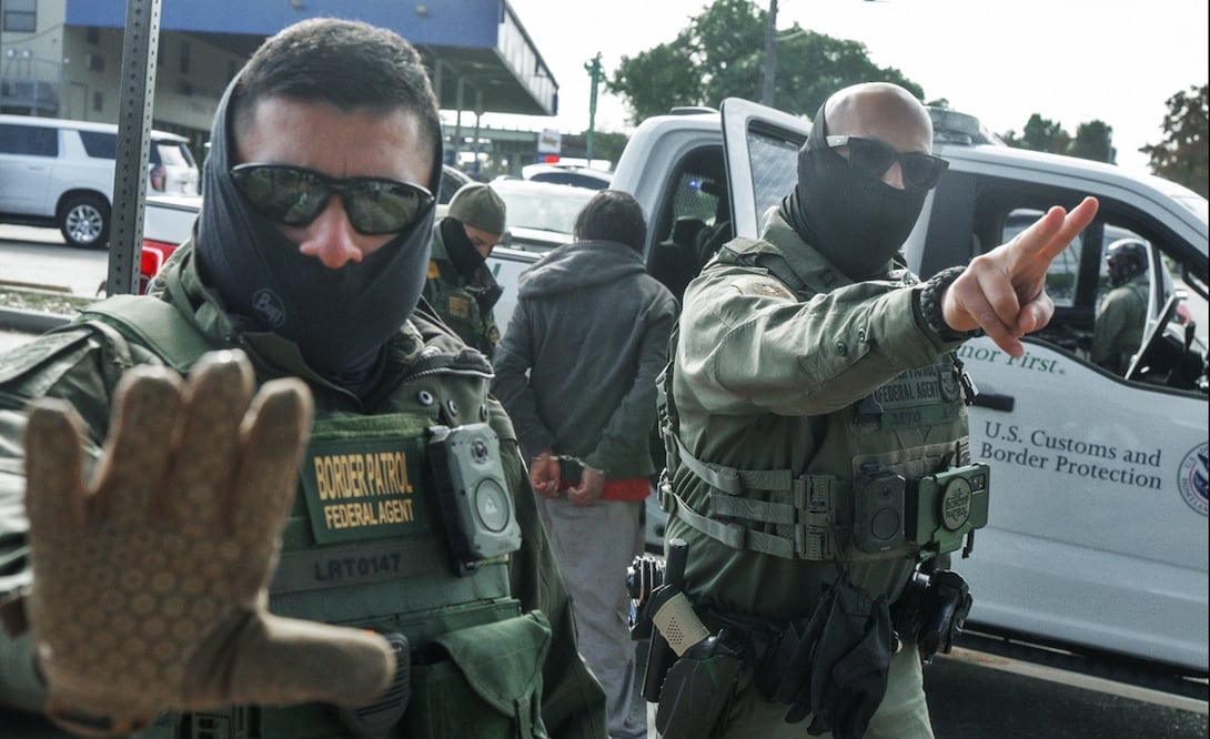 El mandatario estadounidense asegura que gracias a su campaña de deportaciones y de salidas voluntarias, al menos 2.5 millones de migrantes han salido del país. Foto: EFE