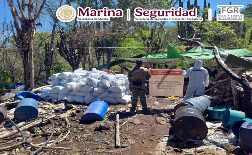 La Marina Armada, la FGR y la SSPC inhabilitaron tres laboratorios clandestinos ligados a “Los Chapitos”, en la comunidad de Corralejo, Sinaloa, en los que había 16 mil 350 kilogramos de aparente metanfetamina, 4 mil 350 litros de precursores y 5 mil 700 kilogramos de sustancias sólidas. Foto: Semar