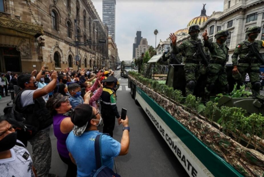 Fiestas patrias desoladas por Covid-19 y perros rescatistas con actitud de rockstars, entre las fotos de la semana
