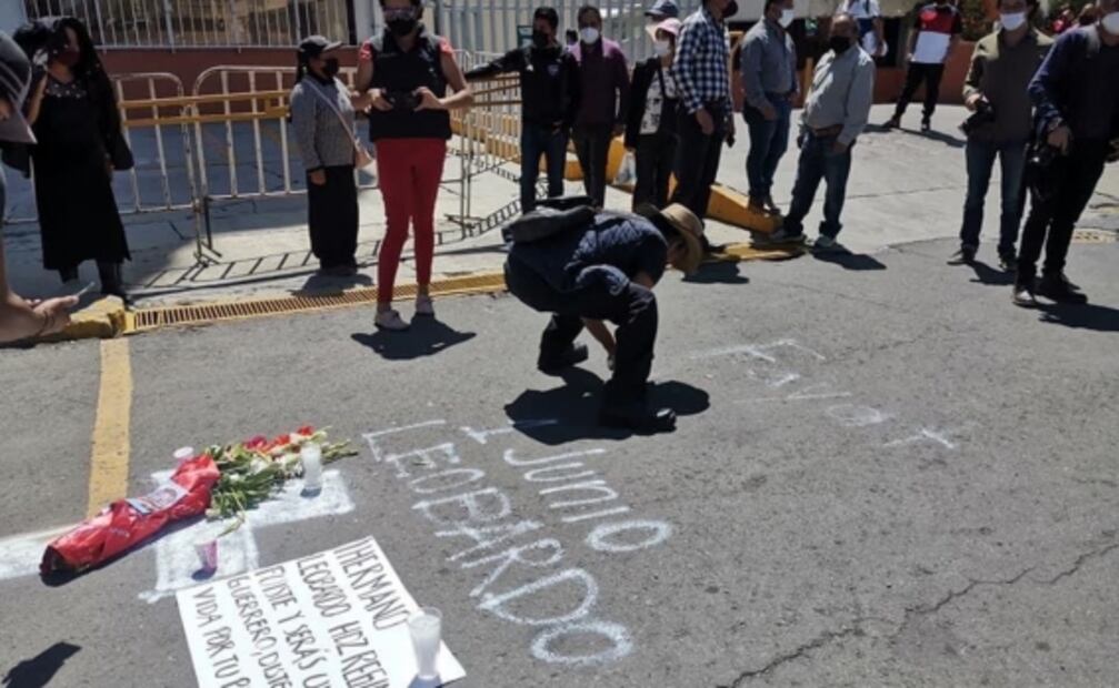 Trasladan cuerpo de manifestante muerto en riña con policías a Palacio de Gobierno de Hidalgo