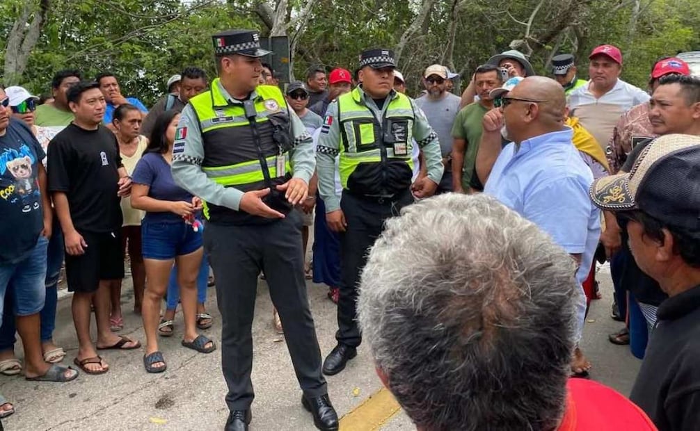 Habitantes bloquean acceso a Celestún, Yucatán; exigen reparar carretera peligrosa.
Foto: Especial.