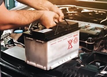 ¿Cada cuánto cambiar la batería de una moto y de un auto?