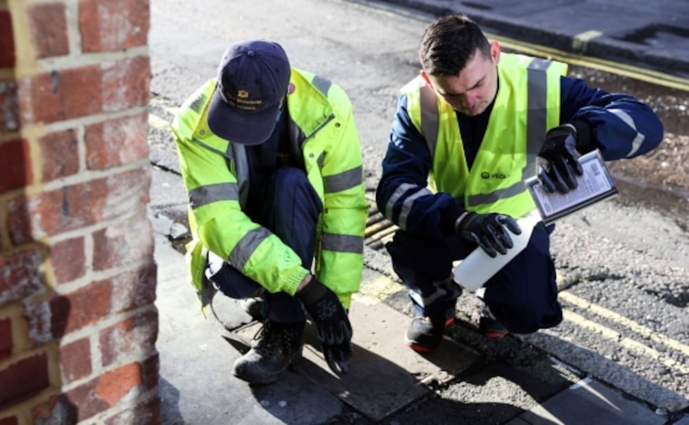 "Esta pared no es un urinario": prueban pintura "antipipí" que repele y salpica de vuelta
