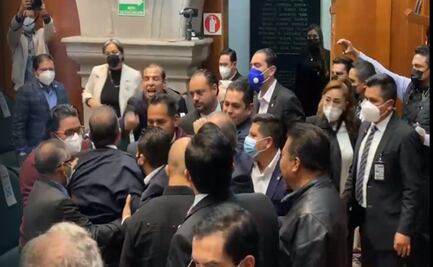 Diputados de Morena y PAN se retan a golpes en Congreso de Edomex por sistema poncha llantas en Ecatepec 