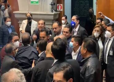 Diputados de Morena y PAN se retan a golpes en Congreso de Edomex por sistema poncha llantas en Ecatepec