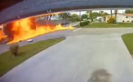 Captan en video cómo avioneta colisiona con auto en Florida 
