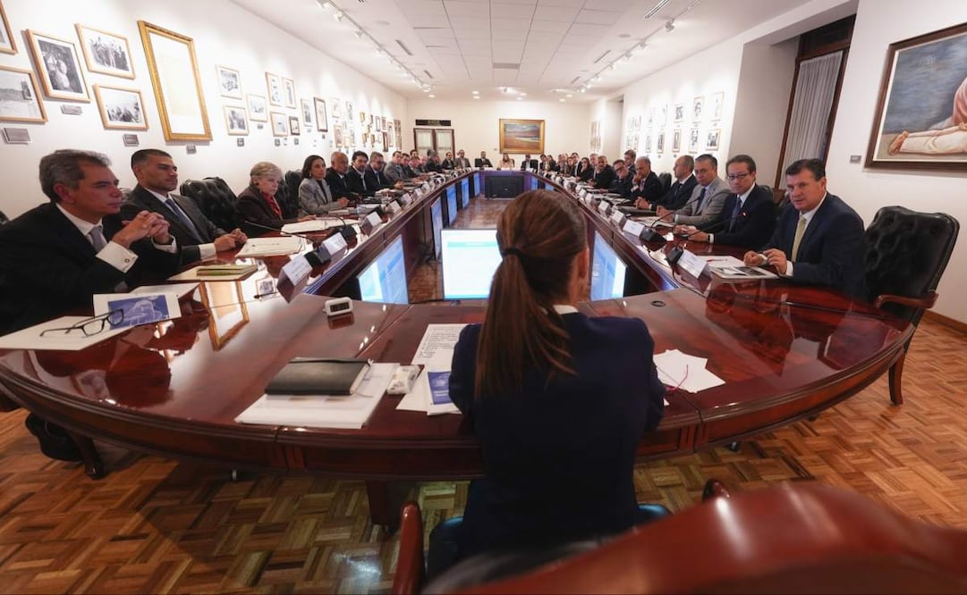 La presidenta Claudia Sheinbaum Pardo se reunió con directores ejecutivos de la industria automotriz mexicana este miércoles 28 de enero de 2026. Foto: Presidencia