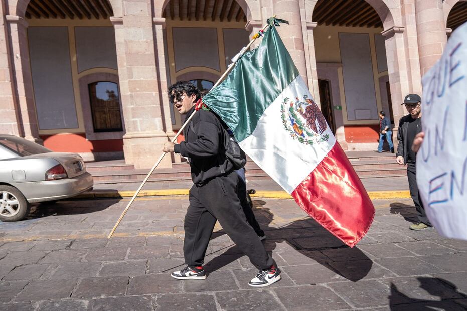 Cientos de personas marcharon de manera pacífica por las calles del Centro Histórico de Zacatecas. (Foto: Diana Valdez/ EL UNIVERSAL)