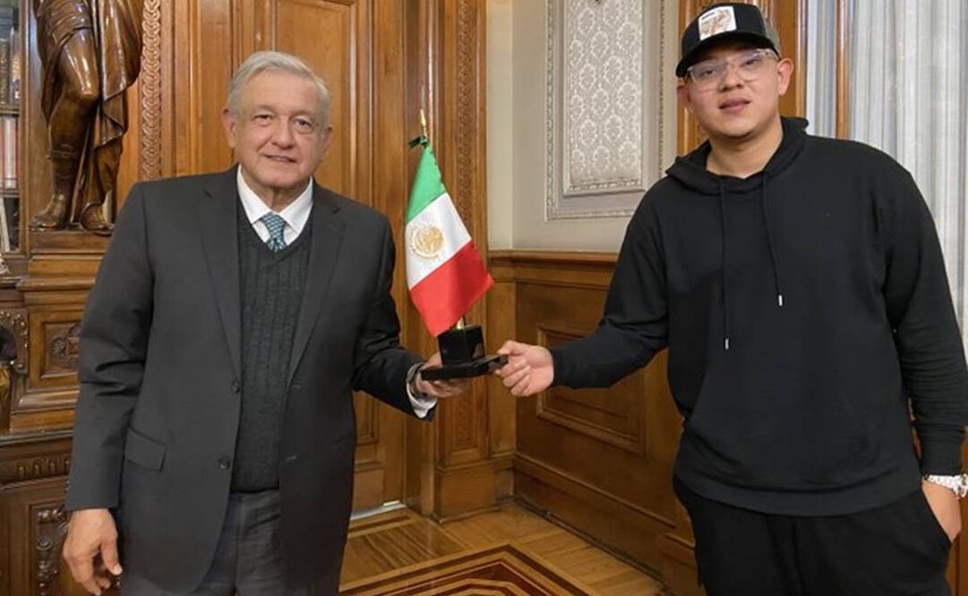 De izquierda a derecha presidente  de México Andrés Manuel López Obrador y Julio Urías, jugador de los Dodgers. Foto: Tomada de Twitter.