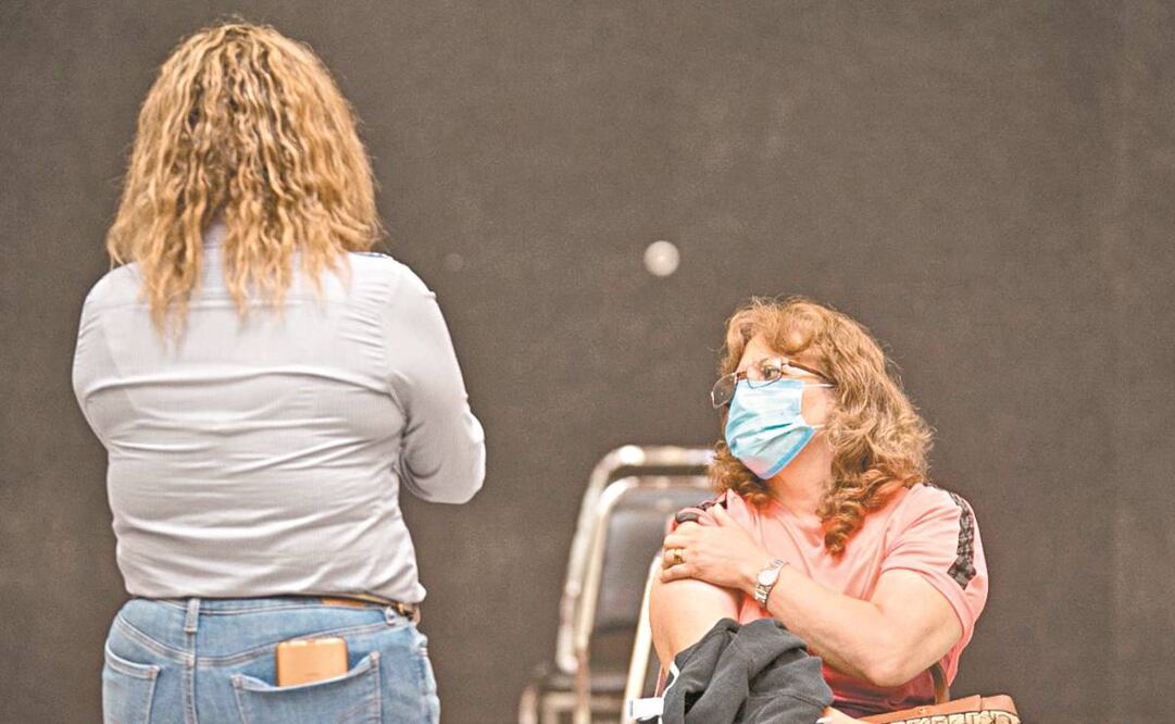 La maestra Adriana Elizabeth Amparo recibió el biológico de CanSino en el Polyforum. Foto: Roberto Iván Aguilar/ El Universal. 