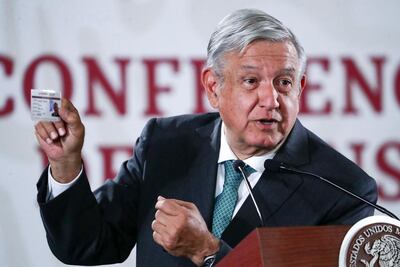 AMLO presume credencial del Inapam
