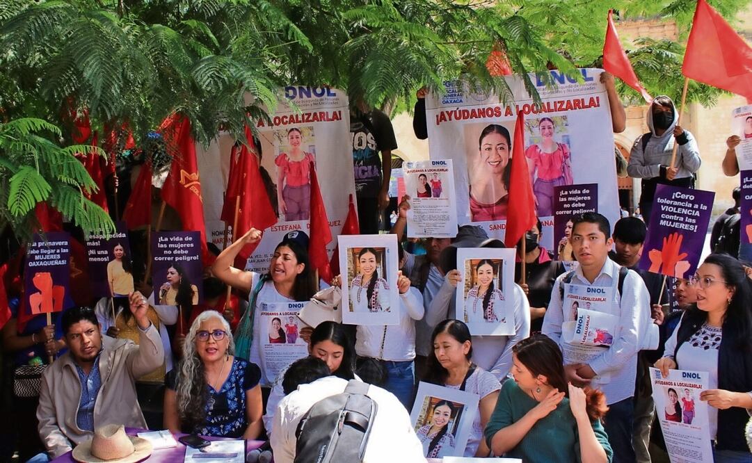 Familiares y amigos de la activista Sandra Estéfana Domínguez Martínez, desaparecida el 4 de octubre, en una manifestación para exigir su aparición con vida, en Oaxaca. (28/03/2025) Foto: EFE