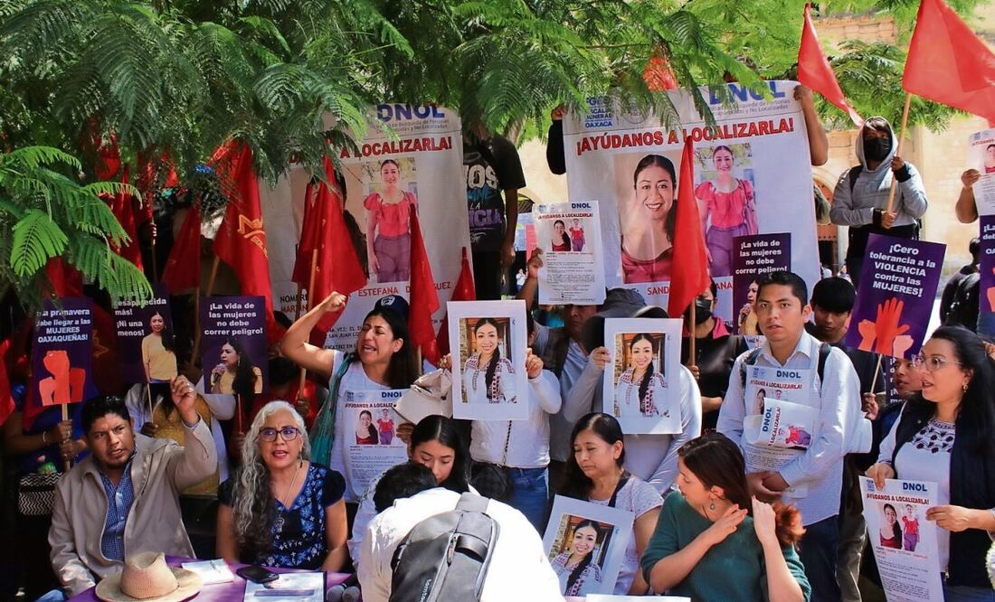 Familiares y amigos de la activista Sandra Estéfana Domínguez Martínez, desaparecida el 4 de octubre, en una manifestación para exigir su aparición con vida, en Oaxaca. (28/03/2025) Foto: EFE