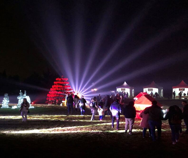 El paseo nocturno por trajinera te llevará a una villa iluminada. Foto: Facebook Xochimilco Embarcadero Caltongo