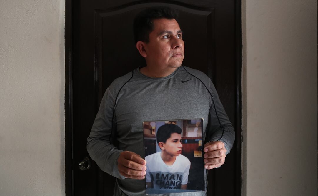 Lorenzo Menera sostiene la foto de su hijo Alexander quien murió en enero del 2015. A seis años de distancia Lorenzo sostiene que los asesinos son elementos del Grupo de Armas y Tácticas Especiales (GATE) Foto: Valente Rosas/ EL UNIVERSAL