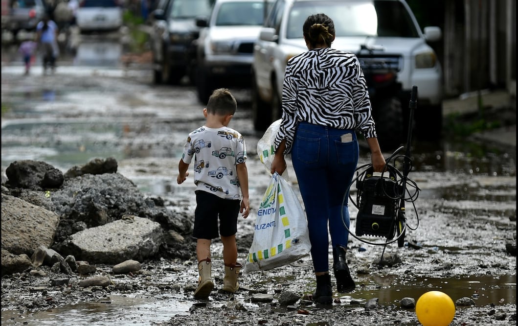 Personas caminan en una zona afectada por una inundación provocada por el desbordamiento del río Tajo, en el municipio de Tototlán, Jalisco, el lunes 29 de septiembre de 2025. Foto: EFE