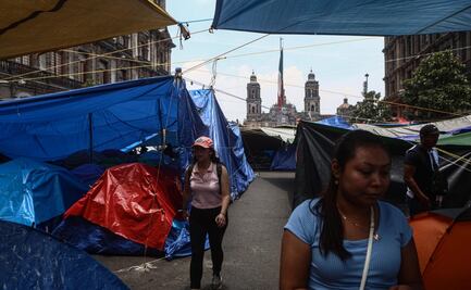 Entre lazos y lonas, ambulantes y visitantes conviven con maestros de la CNTE en el primer cuadro de CDMX