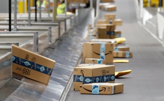 ¿Aún no llega tu paquete? Restringen horarios para camiones de carga de Amazon y Mercado Libre