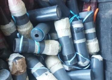 En Apatzingán, aseguran explosivos para drones durante operativos; también hallan armas, equipo táctico y vehículos robados