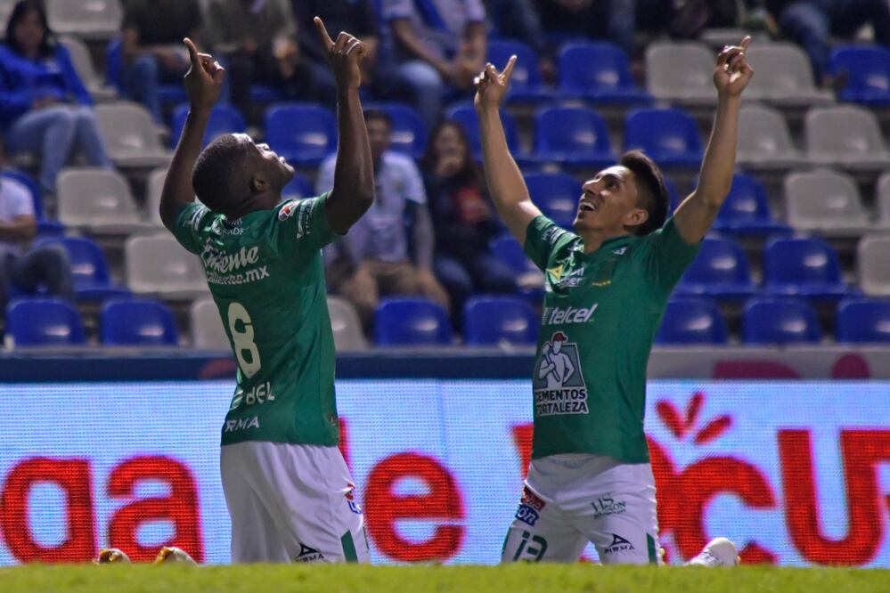 Joel Campbell y Angel Mena celebrando el triunfo ante el Puebla durante la jornada 14 del torneo Clausura 2019. FOTO/IMAGO7