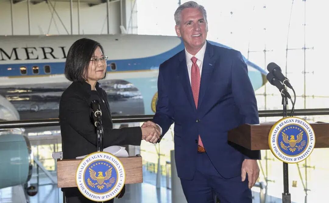 El presidente de la Cámara de Representantes de Estados Unidos, Kevin McCarthy, estrecha la mano de la presidenta de Taiwán, Tsai Ing-wen, tras una conferencia de prensa. Foto: AP