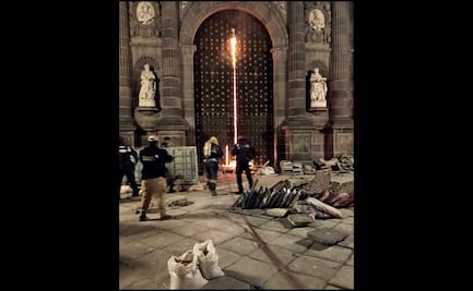 Se registra incendio en una de las puertas de acceso de la Catedral de Puebla; autoridades investigan las causas