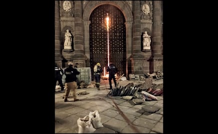 Se registra incendio en una de las puertas de acceso de la Catedral de Puebla; autoridades investigan las causas
