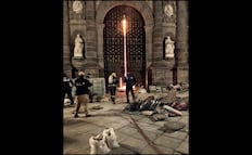 Se registra incendio en una de las puertas de acceso de la Catedral de Puebla; autoridades investigan las causas