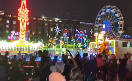 Capitalinos asisten al inicio de la verbena navideña en el Zócalo
