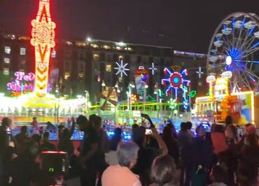 Capitalinos asisten al inicio de la verbena navideña en el Zócalo