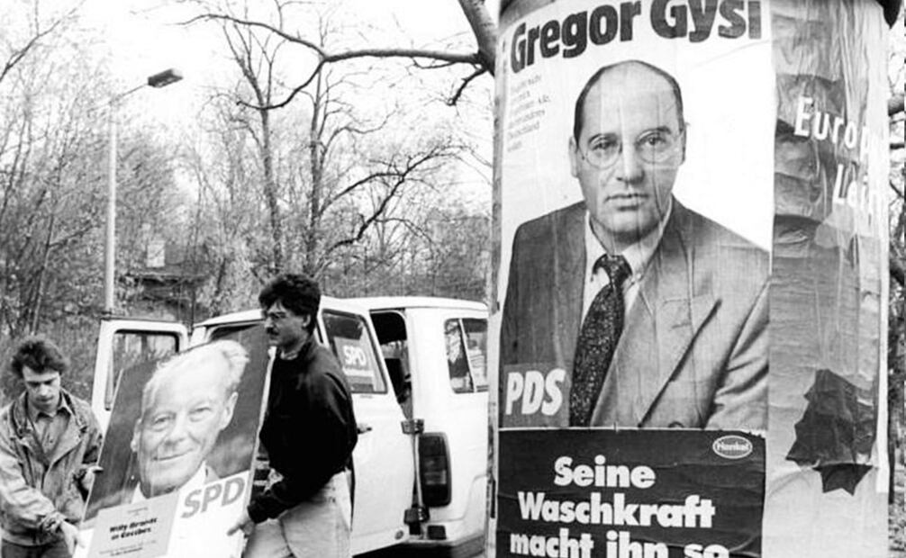 Cartel electoral con Gregor Gysi, secretario general del entonces Partido del Socialismo Democrático (PDS), durante las elecciones federales de 1990. En ese año, ganó su lugar para el Bundestag o Parlamento Federal Alemán; en la actualidad, es el principal portavoz de su grupo parlamentario. Foto: German Federal Archive/Wikimedia Commons.