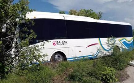 Autobús con turistas extranjeros se sale de la carretera Telchac-Progreso en Yucatán