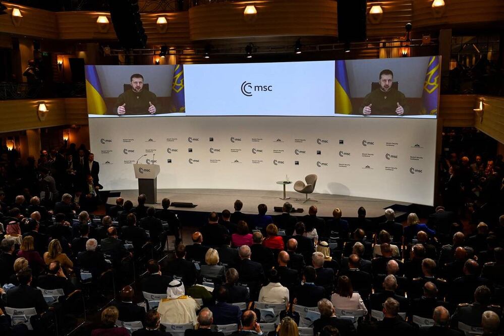 Los participantes observan al presidente ucraniano Volodimir Zelensky en una pantalla durante la Conferencia de Seguridad de Múnich. Foto: AFP