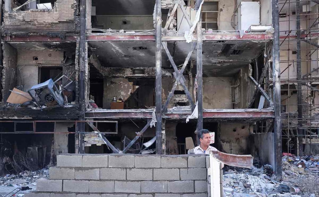 Un hombre construye un muro frente a un edificio destruido en el barrio de Boroujerdi, en el sureste de Teherán, que fue atacado el 4 de marzo por Estados Unidos e Israel. Foto: EFE