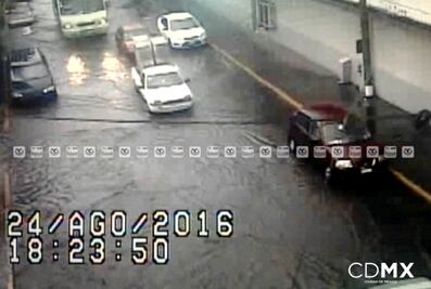 Encharcamientos generan caos vial en zonas de CDMX
