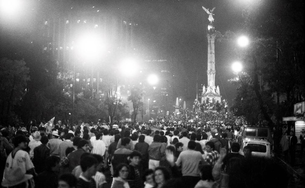 Celebración en el Ángel de la Independencia tras la victoria de México sobre Bélgica. La noche del 3 de junio de 1986 terminó con varios destrozos en el monumento de Reforma, muchos “aficionados” disfrazaron sus malas intenciones con festejos y cometieron saqueos, robos a transeúntes, secuestro y quema de vehículos, así como destrozos a negocios o monumentos. Foto: Archivo EL UNIVERSAL