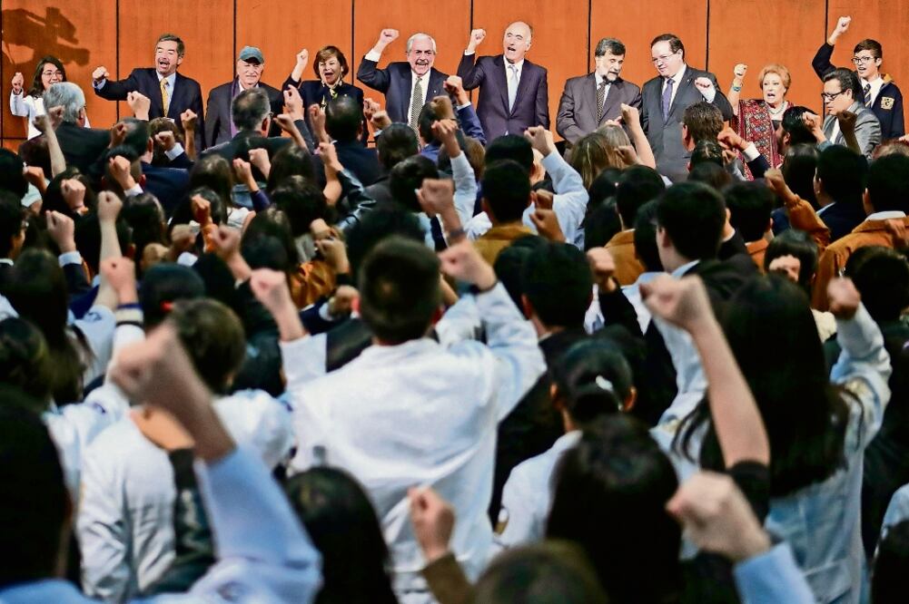 Con un goya , Enrique Graue Wiechers y alumnos de la máxima casa de estudios dieron la bienvenida al ciclo escolar 2016-2017 . En la ceremonia estuvieron los ex rectores Juan Ramón de la Fuente, Pablo González y Francisco Barnés (ARIEL OJEDA EL UNIVERSAL)