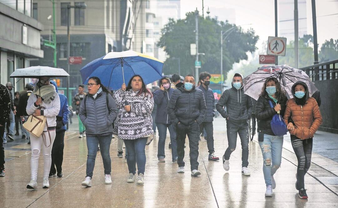 Los pocos capitalinos que salieron a las calles se encontraron con la lluvía y el frío. Foto: Diego Sánchez 