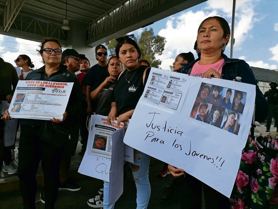 Amigos y familiares de los adolescentes desaparecidos protestaron sobre la carretera con cartulinas con leyendas como: “Vivos se fueron, vivos los queremos” y “Ju st ic ia”, así como las fichas de búsqueda de los siete jóvenes. Foto: Diana Valdez / EL UNIVERSAL