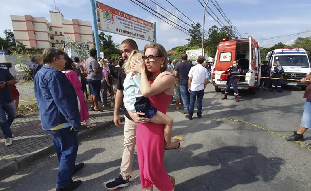 Una mujer reconforta a una niña que llora frente a la guardería Cantinho do Bom Pastor tras un ataque fatal a niños en Blumenau, estado de Santa Catarina, Brasil. Foto: AP
