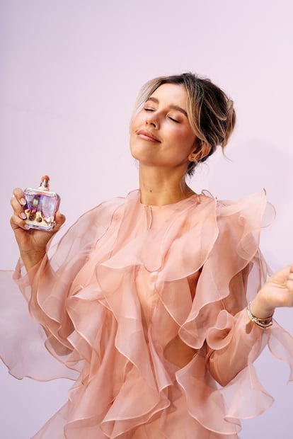 Paulina Goto sostiene Irresistible Nectar. Foto: Cortesía Givenchy Beauty