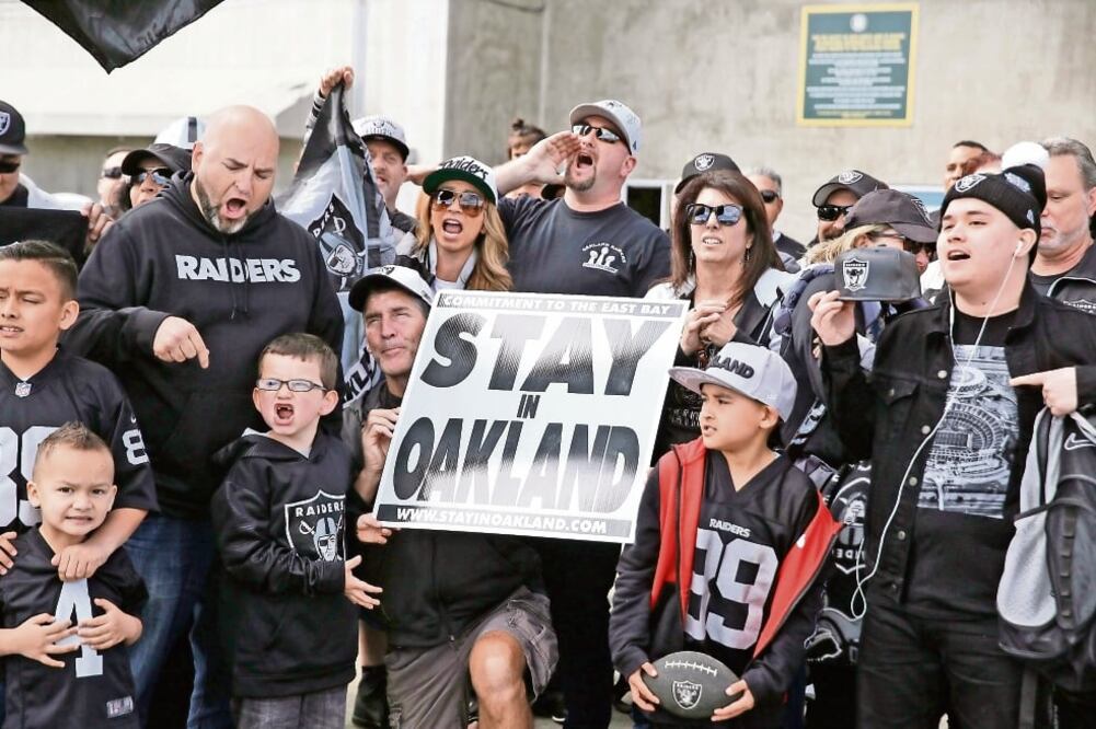 Simpatizantes de Raiders exigen que el equipo se quede en Oakland. (ERIC RISBERG. AP)