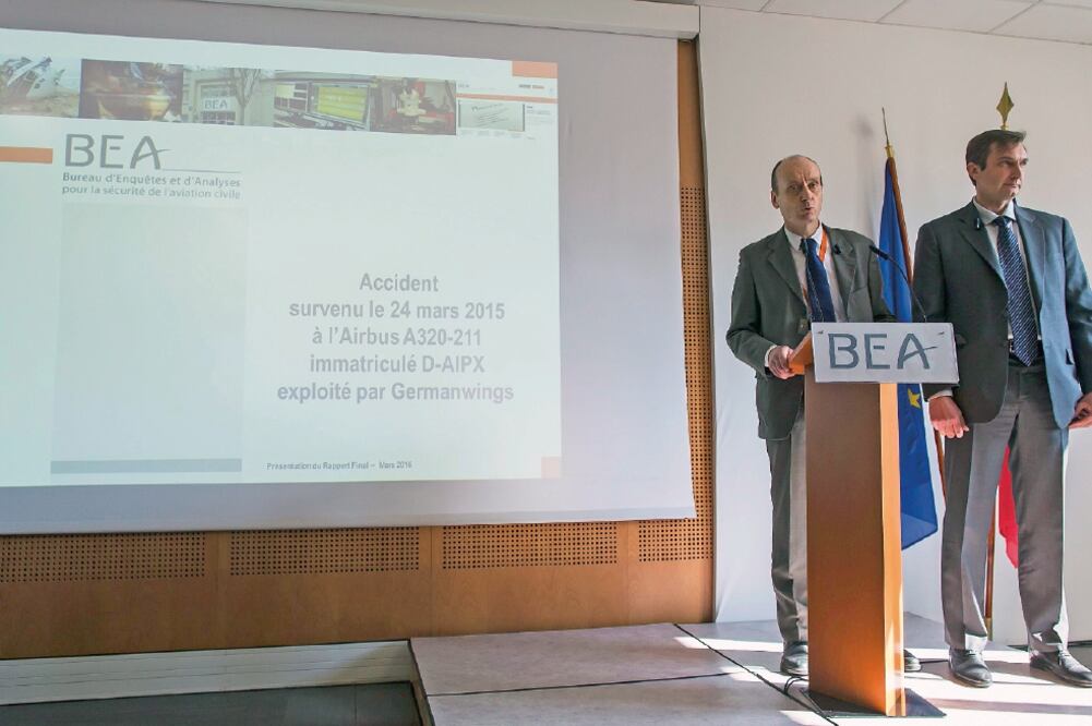 Remi Jouty, director de la agencia de investigación BEA, con Arnaud Desjardin, líder de las pesquisas sobre el incidente del vuelo de Germanwings, ayer en conferencia de prensa, en Le Bourget (IAN LANGSDON. EFE)