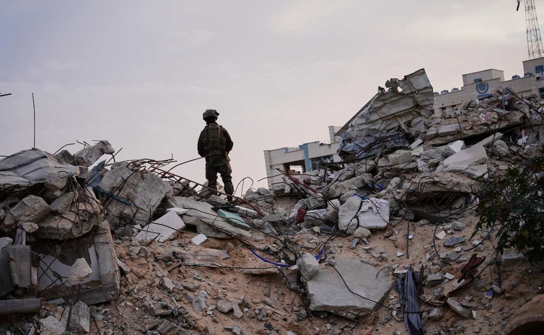 Soldados israelíes se reúnen junto a la entrada de un túnel donde, según el ejército, se encontraba el cuerpo del soldado Hadar Goldin en Rafah, Franja de Gaza, el lunes 8 de diciembre de 2025. Hamás devolvió sus restos a Israel como parte del alto el fuego vigente. Foto: AP