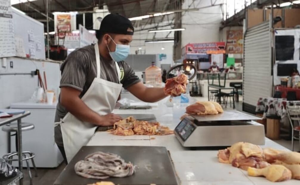 Vacunan a AMLO, inflación, deserción escolar y contaminación, entre las fotos de la semana