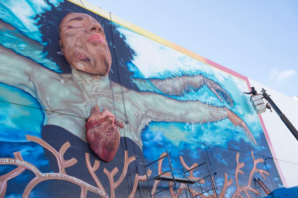 Bajo el principio de que el arte no es un lujo, sino una necesidad que salva vidas, el artista Alfredo Gutiérrez, conocido como Libre HEM, creó para la ciudad de Tijuana un mural que mezcla escultura, grabado en capas e iluminación. Foto: Aimee Melo | El Universal