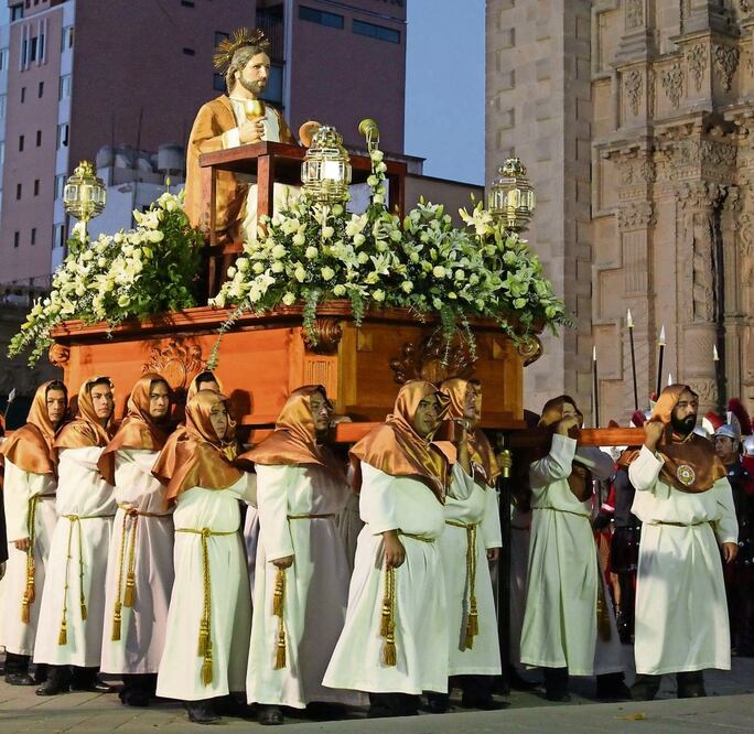Los llamados costaleros cargan las pesadas imágenes religiosas sobre uno de sus hombros durante la peregrinación que dura alrededor de dos horas. Fotos Especiales