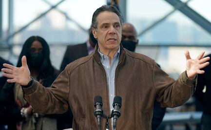 Presunta víctima de gobernador de NY lo acusa de haberla manosedo "agresivamente"