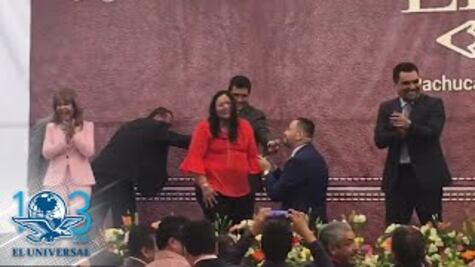 Maestro pide matrimonio en pleno festejo del 15 de Mayo en Hidalgo